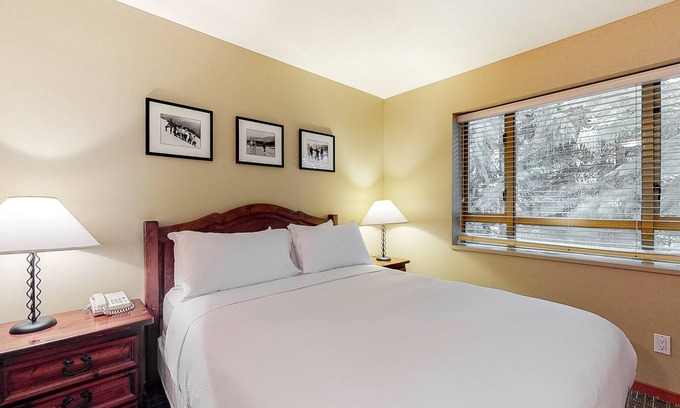 Village North Apartamento | 3rd-floor studio with hot tubs, a pool, saunas, & fitness room