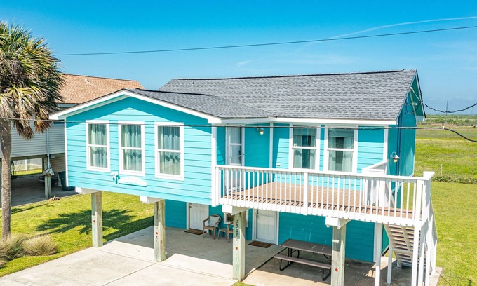 Bermuda Beach Casa | 3rd Row Gulf Views w/ Ground Level Suite & Beach Gear