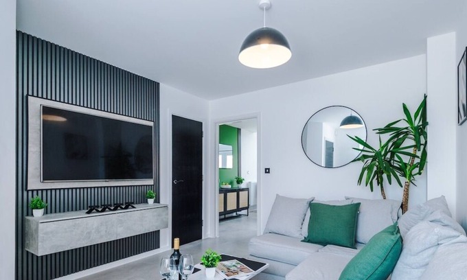 Garden City Casa | 3x Bedroom House (Sleeps 6) w. Parking