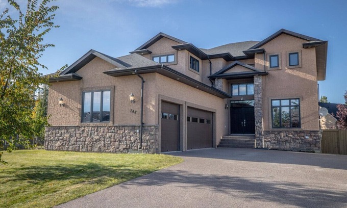 Hinton Casa | 4,000 sq2 Luxury Home with Amazing Amenities