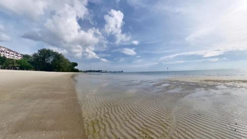 Si Rusa Apartamento | 4-10pax Doorstep To PRIVATE BEACH "HEALING", WATERSPORT, Bbq Set, Pool, Wifi, 50"TV