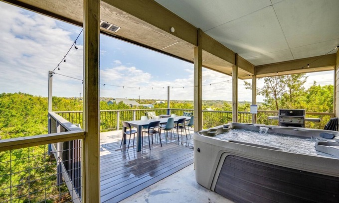 Dripping Springs Casa | 4 2 Firepit hot tub Scenic Views L2 EV Charger