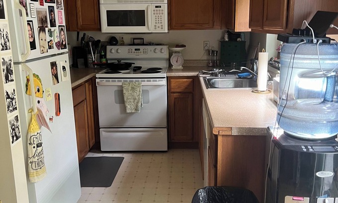 Hampden Apartamento | 4:20 Friendly room in cozy apartment close to downtown Bangor.