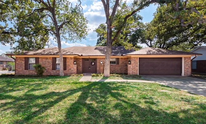 College Station Casa | 4/3 Heart of Aggieland, NEWLY AVAILABLE , Pool Table, HUGE Yard