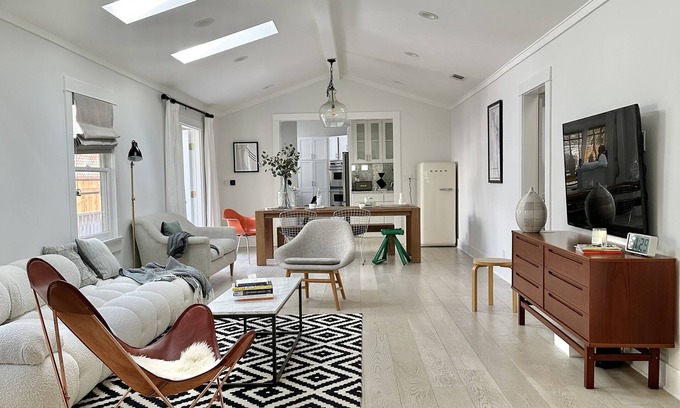 West Los Angeles Casa | 4/3 West LA Modern Bungalow Home
