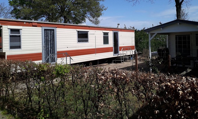 Rheezerveen Casa | Alquiler de casa móvil para 4-6 personas, incluido wifi, piscina y estanque, entretenimiento