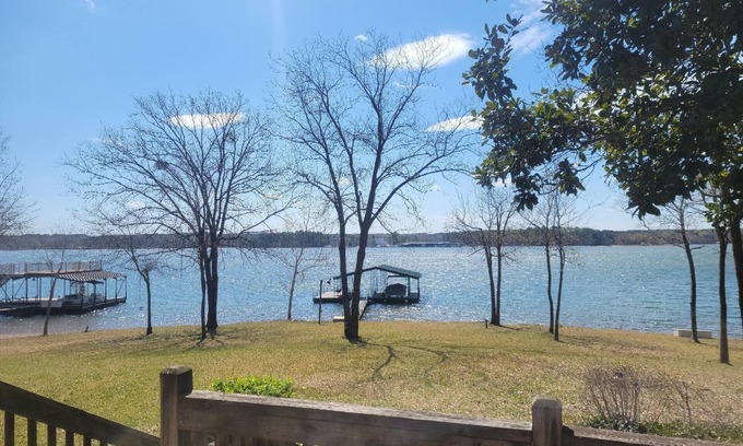 Hartwell Casa | 4-928L Hartwell Marina Vista - Pets welcome - WIFI - Level LAKEFRONT Lot