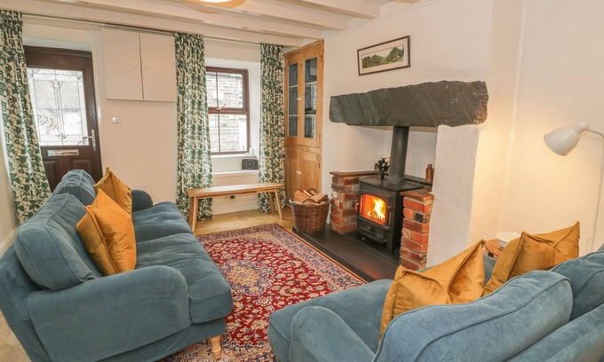 Penmachno Cabaña | 4 ARTHUR TERRACE, pet friendly, with open fire in Penmachno