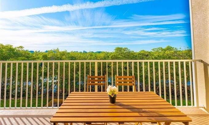 Ruskin Casa | 4 Balconies! | Modern Decor | Great Resort Amenities | Sleeps 6