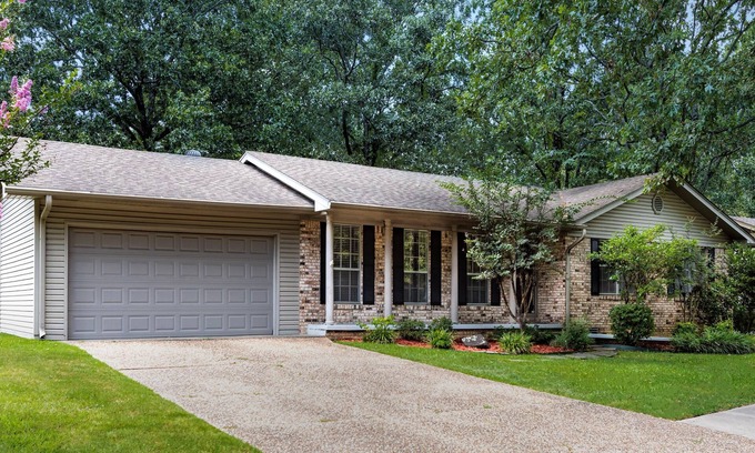North Little Rock Casa | 4 Bd, 2 Ba Home en el lago en área segura y conveniente. Duerme 8