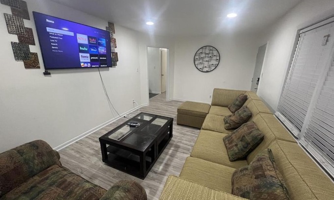 Fayetteville Casa | 4 BD, 6 TV's, Full Kitchen and, Balcony
