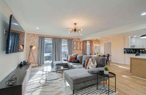Braeswood Place Casa | 4-BD Central Location w Pool Patio Firepit