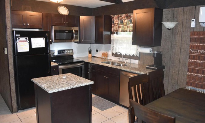 Lake Harmony Estates Casa | 4 Bdr Lake Harmony mountaintop chalet with covered deck