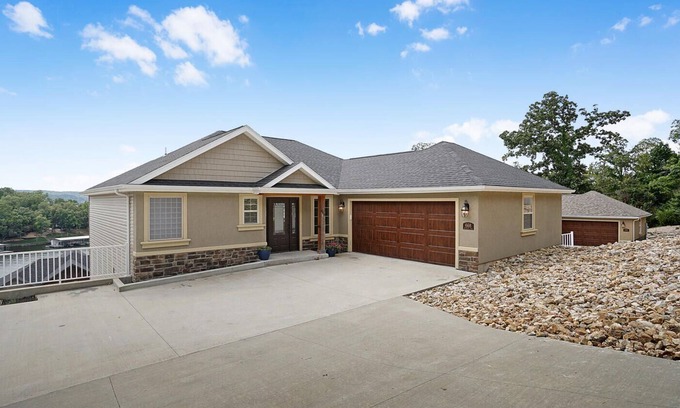 Linn Creek Casa | 4 bdrm/3.5bath at the 31 MM- mouth of Linn Creek (668)