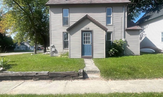 Lake City Casa | 4 bdrm home by the beach, downtown, boating, golf, ice fishing and pet friendly