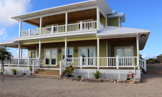Clarence Town Casa | Casa de 4 recámaras con increíble vista al mar desde la cima de Miley Hill