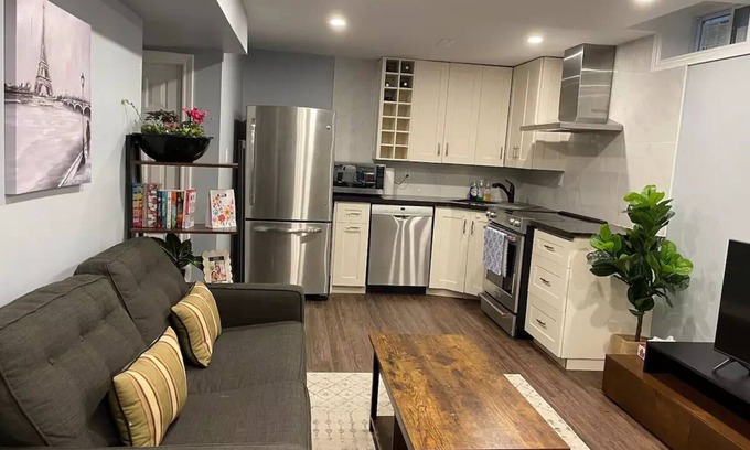 Mississauga Casa | 4-bdrm, king & bunkbed, park behind, trails nearby
