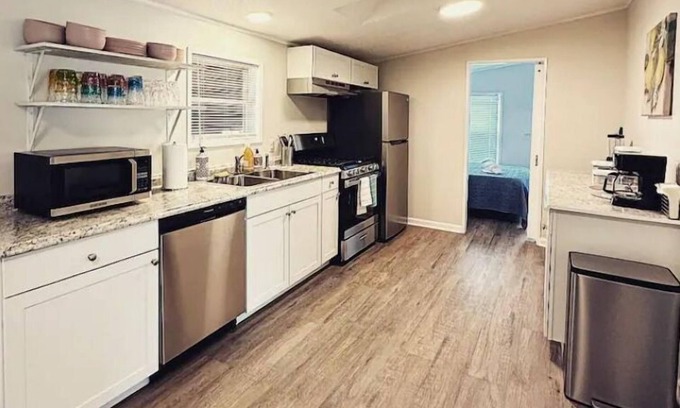 Geneva-on-the-Lake Casa | 4 BDRM Lake Ranch Sleeps 10 in the Heart of GOTL