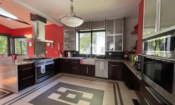 Troy Casa | Gorgeous 4 Bedroom Luxury modernizado victoriano en un gran barrio en Troy