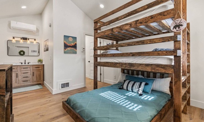 St. Charles Cabina | #4 Bear Lake Cabin! Newly Remodeled! AC! Sleeps 4!