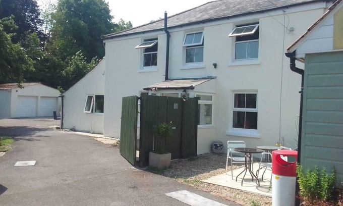 Dorchester Casa | 4 Bed-2 Bath-Sleeps 8-Large Garden-Pet Friendly