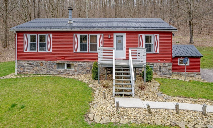 Jefferson Township Cabina | 4 Bed, 3 bath Cabin with Hot Tub