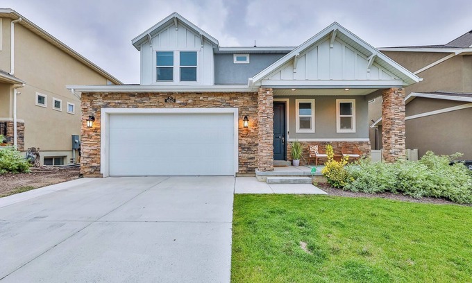 Herriman Casa | 4 bed/3 bath Home in the HEART of Salt Lake City! Great shopping and food!