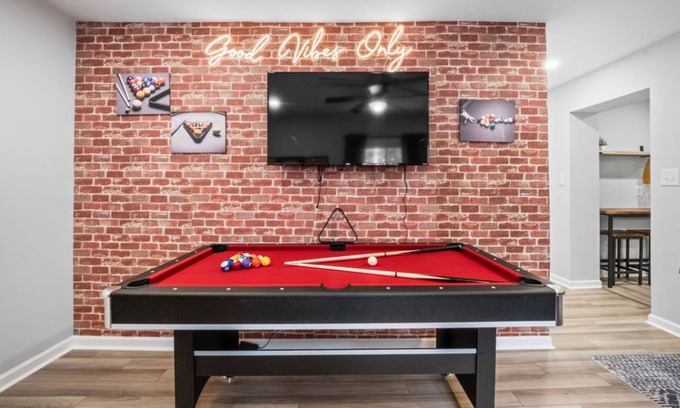 Redstar Casa | 4 Bed,3 Bath, Hot tub, Fun Game Room, Fire Pit, 12 min NRG