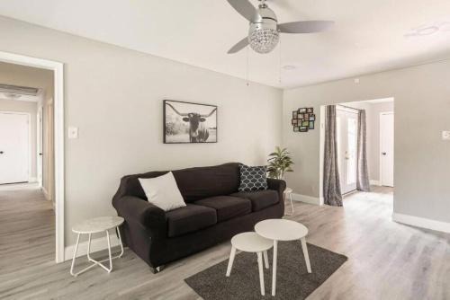 Garland Casa | 4 Bed 3 Bath House, Spacious, Smart TVs in all rooms, Whole house to yourself