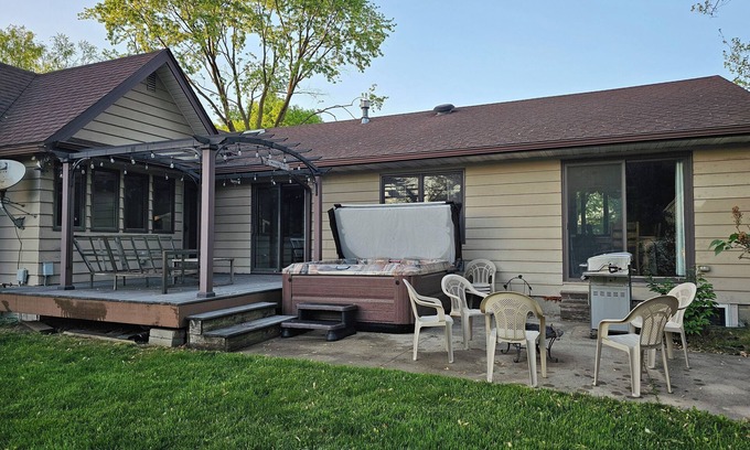 Ames Casa | 4- bed 3-bath w/private HOT TUB