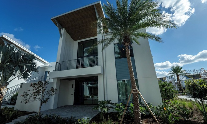 Florida Central Atlantic Coast Complejo | 4BR Retreat w/Boardwalk View + ADA Accessibility