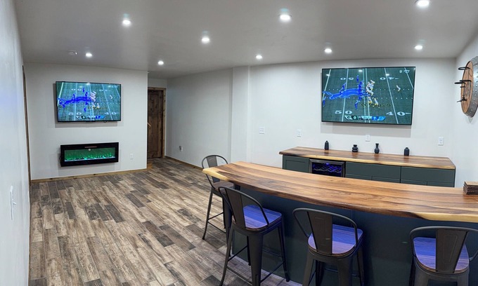 Crivitz Cabina | 4-bed Cabin- ATV/UTV trail access from the driveway with a bar/covered patio