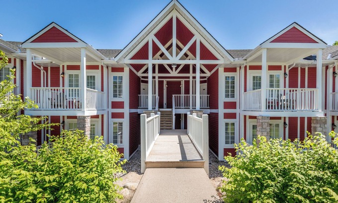 Oro-Medonte Condominio | 4-Bed Country Club Haven with Pool, BBQs, and More