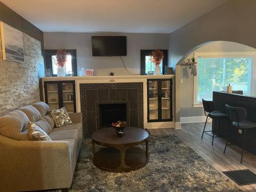 Lansing Casa | 4 Bed Cozy Home closely located near downtown
