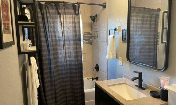 Lansing Casa | 4 Bed Cozy Home closely located near downtown