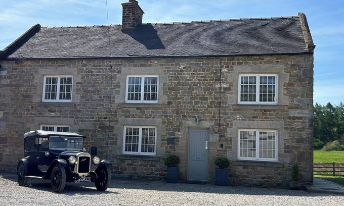 Winkhill Casa | 4 Bed Farmhouse Alton Towers Chatsworth Polar Bear