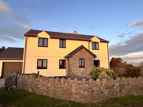 Llanddona Casa | 4 Bed Farmhouse - Pets - Garden - Parking
