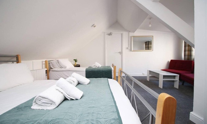 Castle Apartamento | 4 Bed Flat - Sleeps 4 - Parking - Wifi