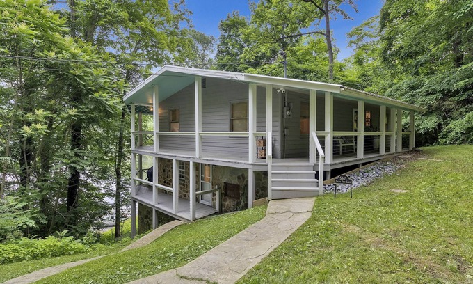 Byrdstown Casa | 4 Bed Home on Dale Hollow Lake, Steps from East Port Marina