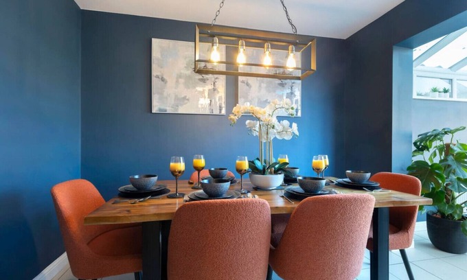 Gloucester Casa | Elmleaze Non Hot tub · Three Bedroom House Near Gloucester City Centre