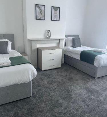 Portswood Apartamento | 4 Bed house, 2 bath with large garden and free parking - Sleeps 8