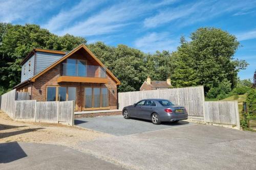 Portsmouth Casa | 4 Bed House - Hill top views - 3 car driveway