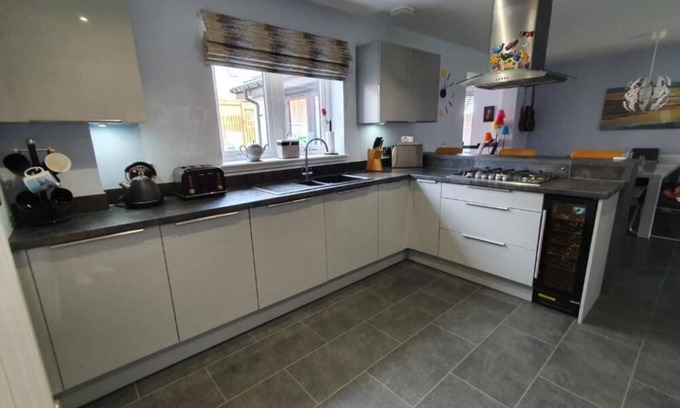 Elgin Casa | 4-Bed House in Elgin, optional fee for hot tub
