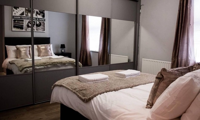 Burslem Casa | 4 Bed House, Sleeps 9, Free Parking