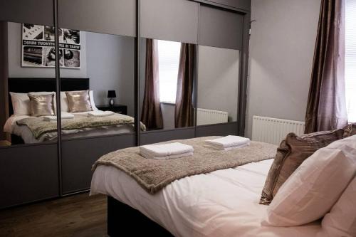 Burslem Casa | 4 Bed House Sleeps 9 Free Parking