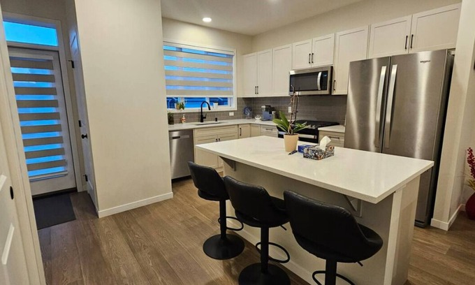 Chestermere Casa | 4 Bed room 3 Bathrooms home to stay in Chestermere, Alberta, Canada