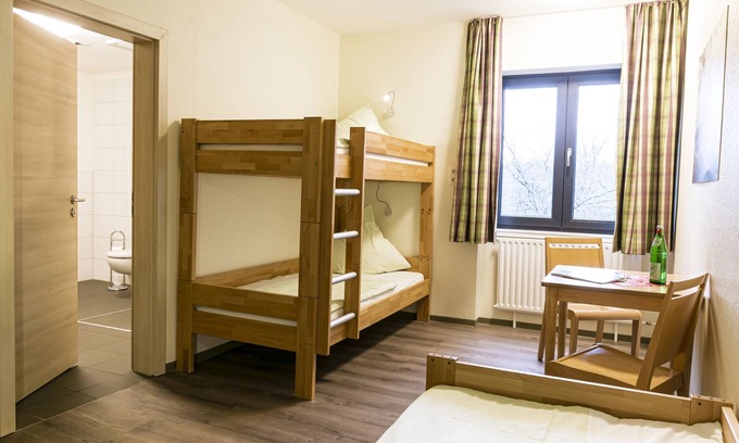 Arnsberg Apartamento | 4-bed room with shower/WC