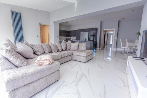 Kelty Casa | 4 Bed-Sleeps 8- Free Parking-Pets-Hot Tub