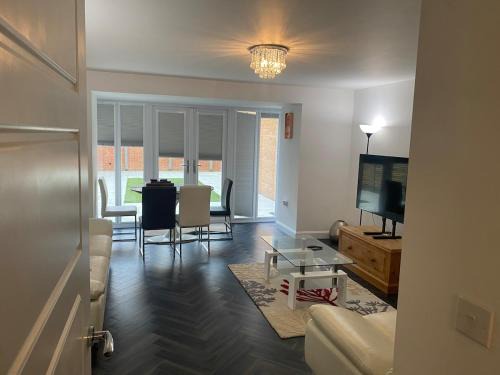 Basingstoke Casa | 4 Bed Station Garden House