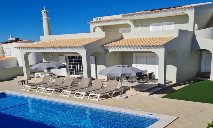 Castelo Villa | Villa de 4 dormitorios con piscina, terraza, barbacoa incorporada, aire acondicionado + Wi-Fi, cerca de las playas